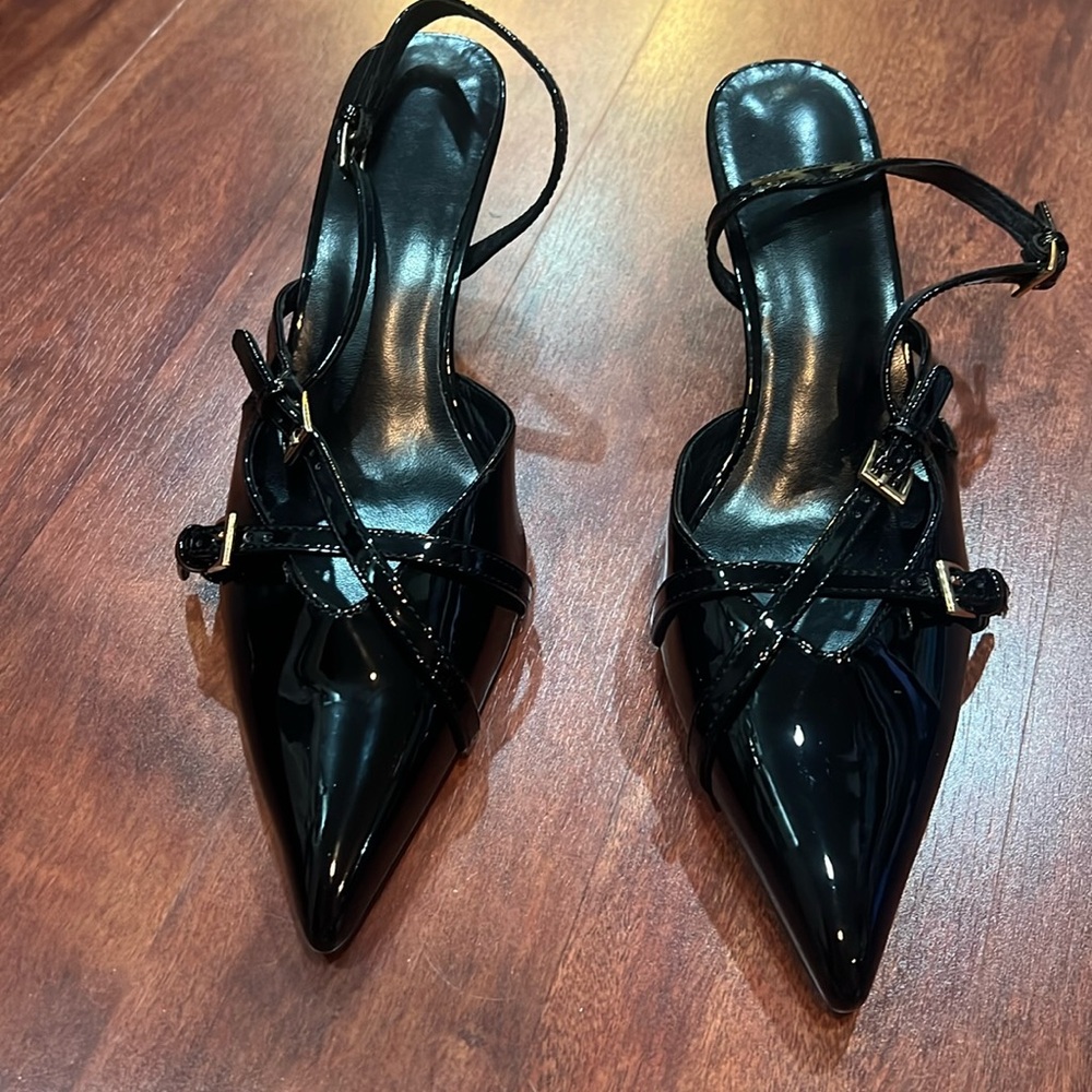 Women's Kitten Heels closed Toe Strappy Heels glossy black with gold hardware - Picture 2 of 4